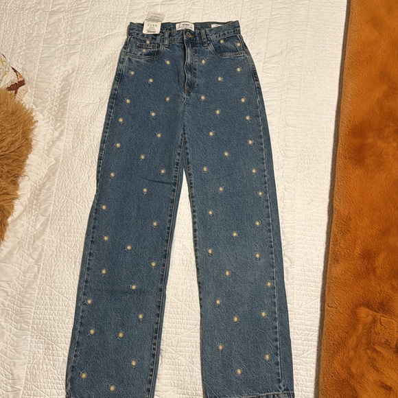 Cotton On Loose Straight Jean with Flower embroidered details. - Picture 4 of 7